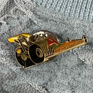 ✨4🛒 $20 ✨  Racing Car Red gold color pin unisex